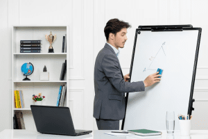 Profesor con maestría en EdTech impartiendo clase