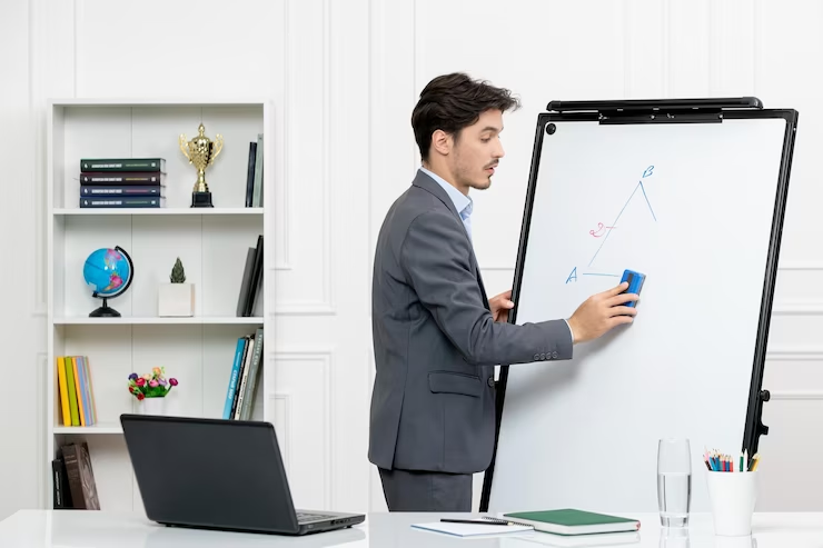 Profesor con maestría en EdTech impartiendo clase